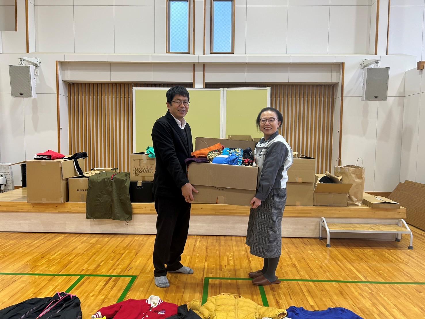 寄付をお渡しする様子.jpg